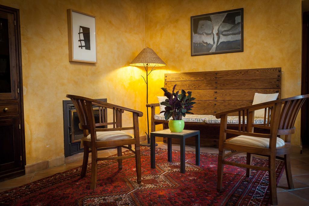 Petit Hotel Аларо Экстерьер фото